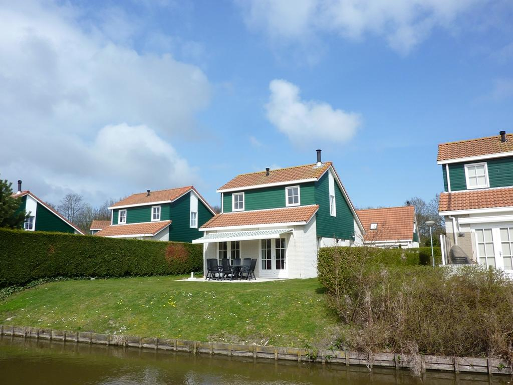 da Meeuwenstein 67 4318 TR Brouwershaven Vraagprijs: 124.000 k.k. Vrijstaande recreatiewoning in de luwte van het Grevelingenmeer!