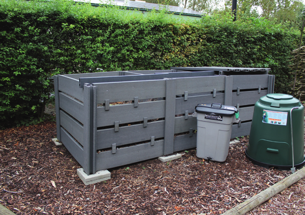 p. 18 Composteersysteem voor elk soort tuin De resten uit keuken en tuin kan je gemakkelijk zelf verwerken tot compost. Zo bespaar je niet alleen veel afval, het scheelt heel wat in de portemonnee.