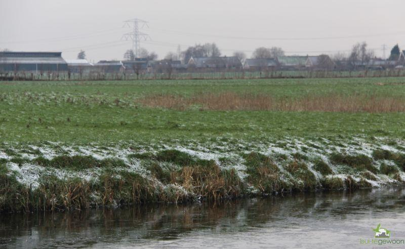 9] Ringvaart (Stolwijksche Vaart), een belangrijke watergang in de waterhuishouding van de Krimpenerwaard, met een breedte op de waterlijn van circa 10 meter in eigendom en beheer bij het