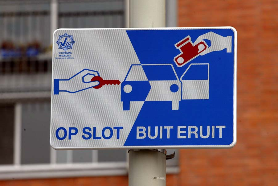 86 Veiligheidsindex Rotterdam 2004 Met borden worden automobilisten gewaarschuwd.