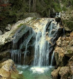 En natuurlijk ontbreekt in de kloof de waterval niet.