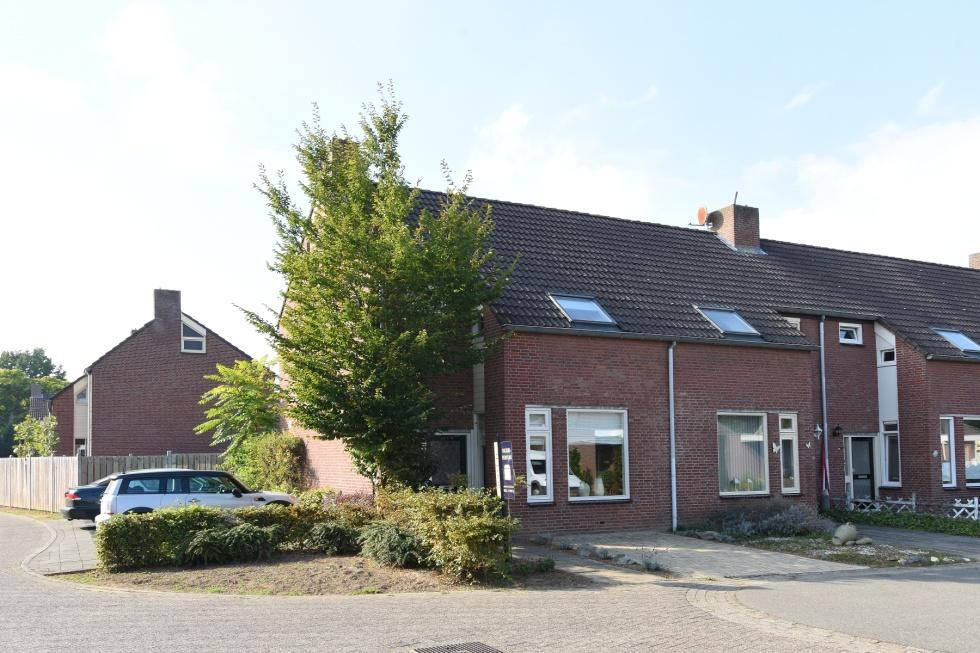 ALGEMEEN Adres : Op den Toum 18, 6081 PN Haelen Bouwjaar : 1982 Gebruiksoppervlakte van de woonfunctie : circa 140 m² Inhoud : circa 420 m³ Perceelsoppervlakte : 205 m² Parkeergelegenheid : De woning