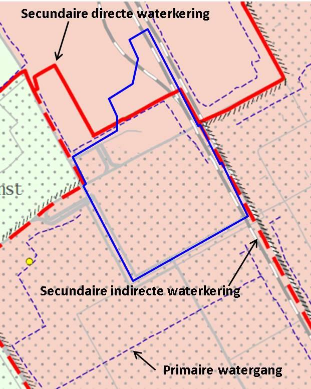 Figuur 5: De grenzen van het plangebied (in blauw) in relatie met de waterkeringen in het gebied (in rood) [11].