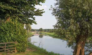 De hoofdontsluiting rijgt de twee sferen goed aan elkaar en geeft zicht op en toegang tot het buitengebied. De natuurlijke, gebogen vorm sluit aan op de vorm en loop van de Esscheweg.