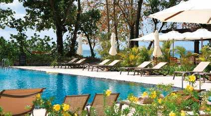 De elegante suites en villa s liggen op een schitterende locatie te midden van het uitgestrekte tropische landschap met uitzicht over het National Park of de oceaan.
