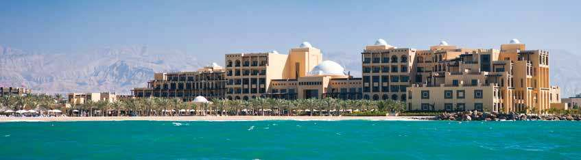 Het ligt op een fantastische locatie aan een schitterende zandbaai van 1,5 km. Op ca. 5 autominuten van het centrum van Ras Al Khaimah en ca. 70 autominuten van de luchthaven van Dubai.