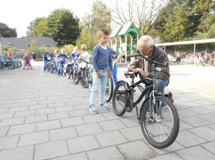 Fietsenkeuring 2016 We kijken terug op een geslaagde fietsenkeuring. Veel kinderen kwamen met de fiets. De deskundige mensen hebben de fietsen nauwkeurig onderzocht.