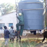 Het is dan ook niet voor niets dat wij enkele waterprojecten hebben gerealiseerd in Gambia. In samenwerking met de Stichting Heart for Gambia is een waterinstallatie geraliseerd bij de St.