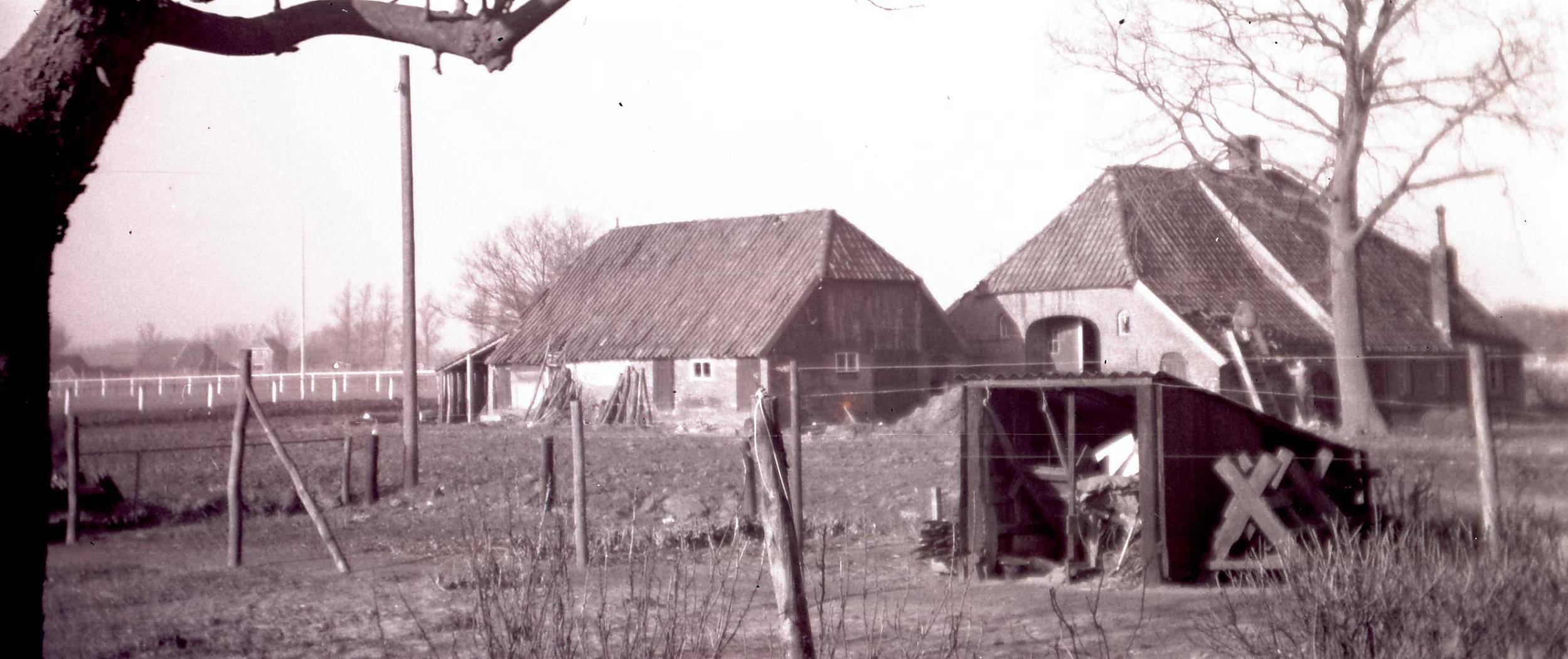 Bewoners van Eskes in de twintigste eeuw. Gedurende de twintigste eeuw, tot aan de afbraak, wordt het boerderijtje Eskes bewoond door de familie Stikkers. In 1954 woont de familie R.