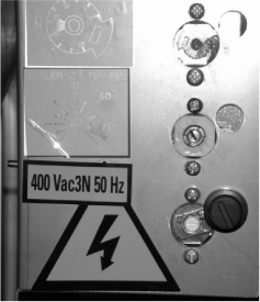 Elektrische aansluiting Controleer of de gemeten netspanning overeenkomt met de op het typeplaatje van de machine vermelde spanning.