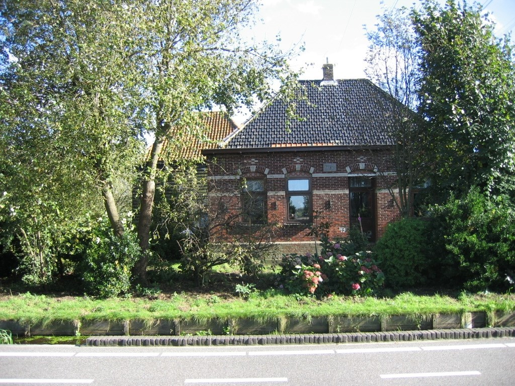 Bouwtype: hooihuisboerderij Adres: Zuideinde 43 De Hoop Bouwjaar: vóór 1887 Dwars geplaatst woonhuis met schuur en 2 kaphooibergen. Woonhuis heeft rode baksteengevels met dubbele speklagen.