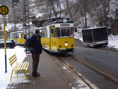 Door het dal loopt het prachtige tramlijntje Kirnitzschtalbahn uit 1898, de kleinste tramverbinding van Duitsland.