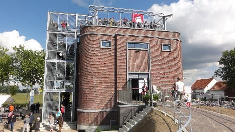 14) U arriveert aan de watertoren van Rumst. We kunnen deze toren bezoeken en van een prachtig uitzicht genieten. In welk jaar werd deze watertoren gebouwd?