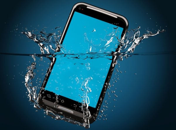 Wanneer dit gebeurt is het allerbelangrijkste om snel te handelen want water kan in een mum van tijd schade aanrichten aan de binnenkant van je telefoon.