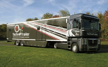Een gigantische techno-trailer (vrachtwagen) brengt een bezoek aan onze school.