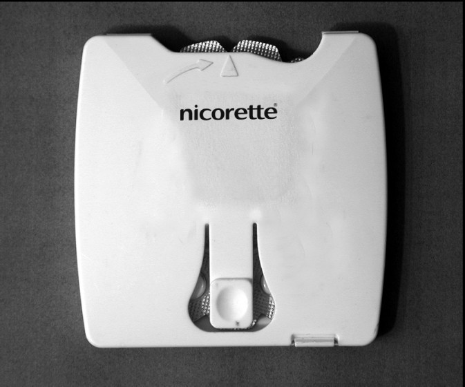 Nicorette Microtab moet sublinguaal gebruikt worden, wat betekent dat deze onder de tong geplaatst moet worden. Breng een tablet onder de tong en laat de tablet traag smelten door het speeksel.
