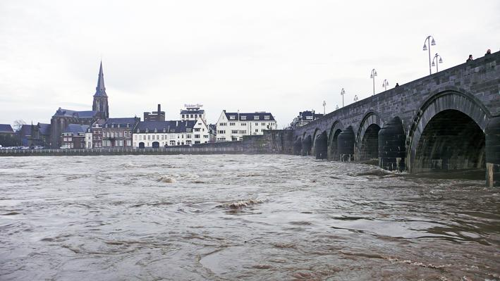 Hoofdstuk 6: KADES BINNENSTAD Resultaat mijnmaascafé 22 oktober 2015 Als onderdeel van de totale oplossing om Maastricht beter te beschermen tegen hoge waterstanden in de Maas is het natuurlijk