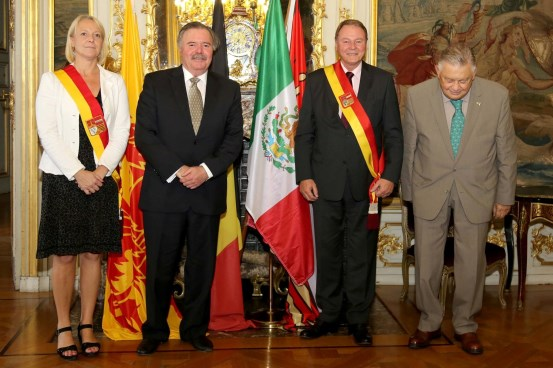 De tentoonstelling van fotografie, beeldhouwkunst, muziek en gastronomie werd geopend door de Mexicaanse ambassadeur, Eloy Cantu Segovia en de voorzitter van het Vlaams Parlement, Jan Peumans.