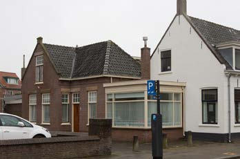 De woning dient gemoderniseerd te worden maar biedt volop mogelijkheden om er uw droomhuis van te maken. Indeling: Entree, gang met meterkast en trapopgang naar de 1e verdieping.