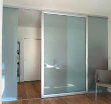 De deuren worden op maat gemaakt en zijn verkrijgbaar in 10 tinten gelakt glas, in gelaagd matglas, in 3 spiegelversies en in