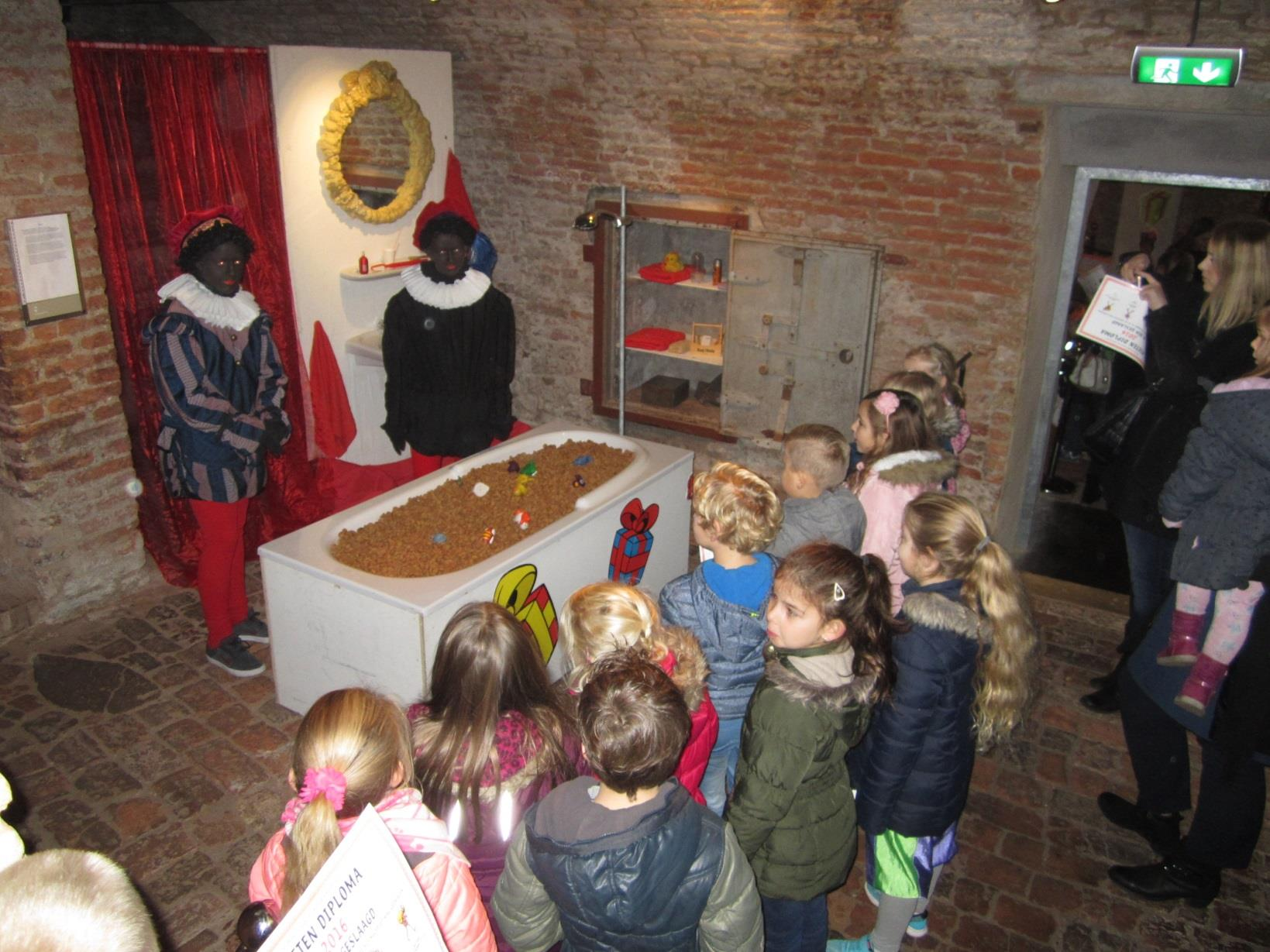 Het bad van Sinterklaas stond klaar, gevuld met pepernoten.