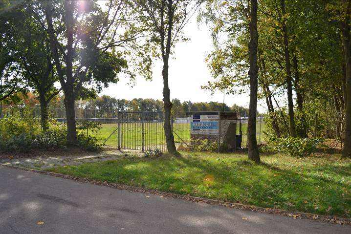 Sportvoorzieningen Tussen plangebied en Randweg is een aantal sportvelden gelegen. Tussen Rozenstraat en Vaesrader Wienweg zijn voetbalvelden gelegen. Figuur 3.