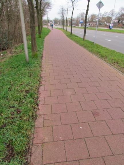 Vrijliggende fietspaden uitgevoerd in tegels of klinkers Wij zorgen ervoor dat de fietspaden goed begaanbaar zijn.