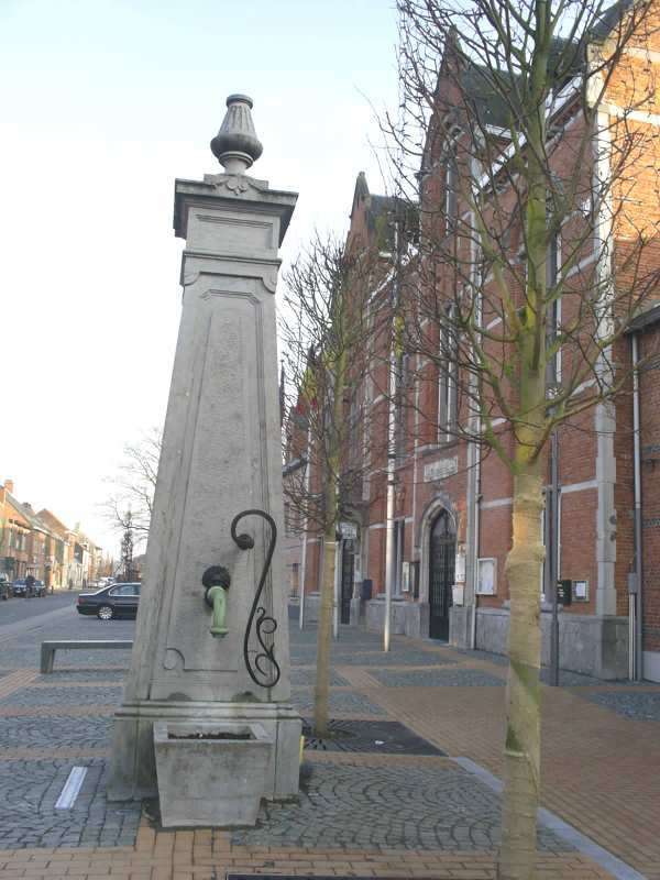 Via de Pastorijwegel, doorheen het park, begeven we ons