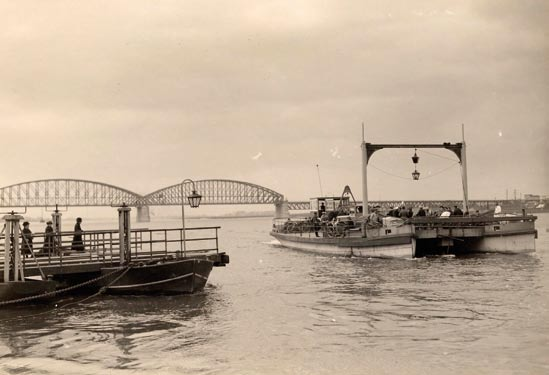 De Waalbrug, een bewogen geschiedenis De dijkteruglegging heeft ook gevolgen voor de Waalbrug. Door de aanleg van de nevengeul moet de Waalbrug verlengd worden.