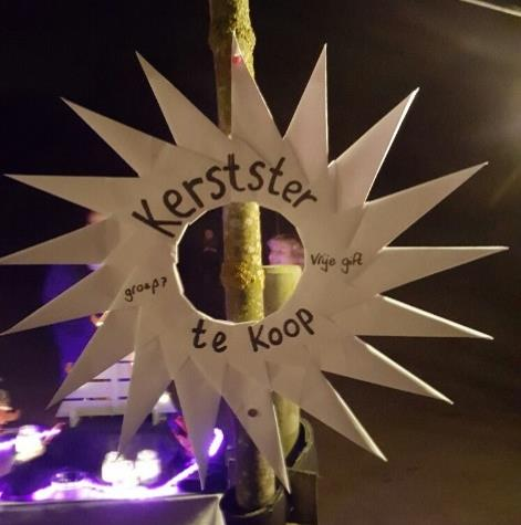 Wij hebben zelfgemaakte kerststerren met daarop een kerstwens verkocht. Bijna alle sterren werden verkocht.