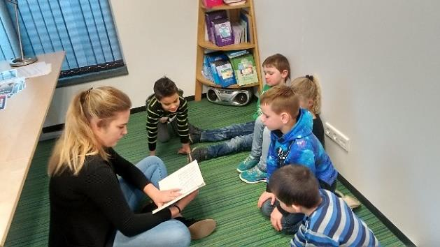 Niet alleen aan peuters en kleuters, maar ook aan kinderen die zelf al kunnen lezen.