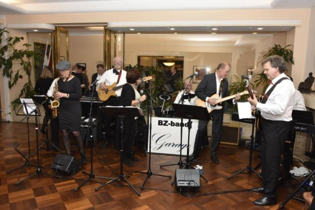 De muziek werd verzorgd door de BZ-band, een band die bestaat uit leden van het Ministerie van Buitenlandse Zaken. Er werd volop gedanst.