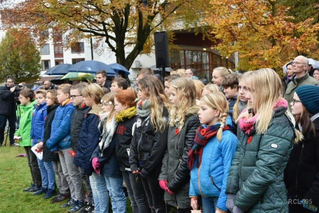 Naast deze grote militaire vertegenwoordiging waren er veel kinderen aanwezig van de Heuvellaanschool en de Koninklijke Scholengemeenschap.