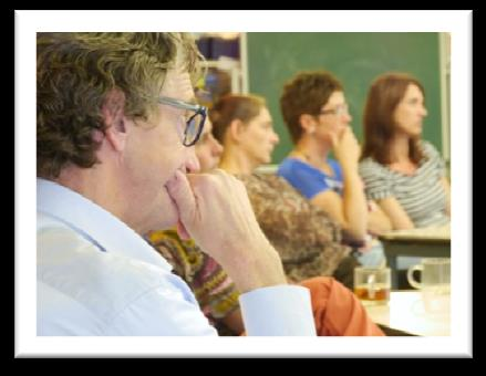 Voor oudere basisschoolkinderen wordt geadviseerd dat die ten hoogste anderhalf uur voor de beeldbuis zitten, dus tv, smartphone, computer, tablet.