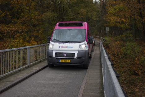 Buurtbus De buurtbussen in Gelderland zijn in 2015 uitgerust met OV chipkaart apparatuur. Dit betekent dat de prijs van een rit per afgelegde kilometer wordt bepaald.