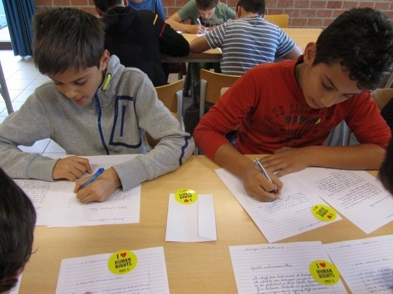 Actie en lespakket over mensenrechten Schrijf-ze-VRIJdag doelgroep: eerste, tweede, derde, vierde, vijfde locatie: op school en zesde jaar secundair onderwijs aanbod van: Amnesty International data: