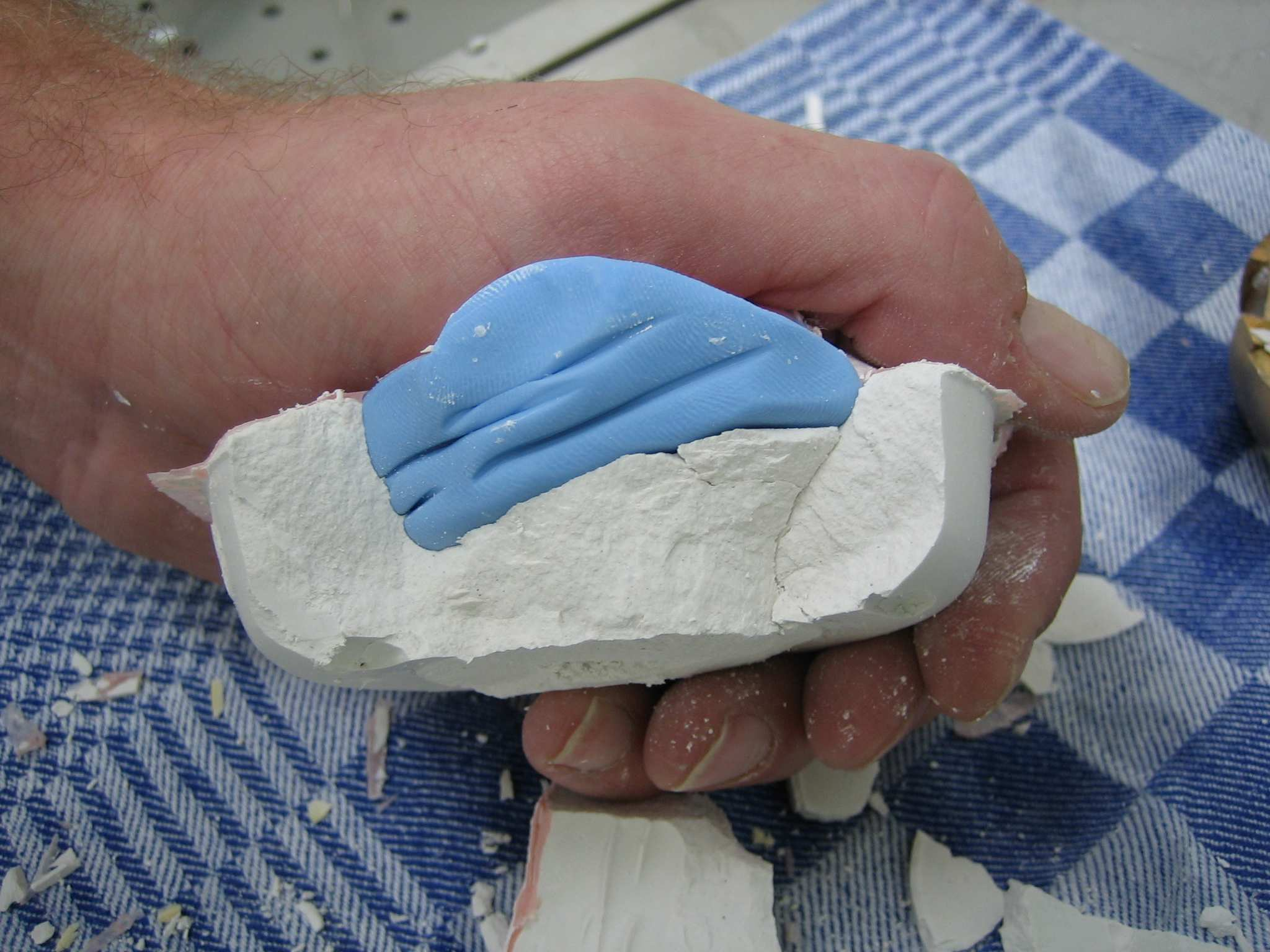 Deflask by making use Verwijder de gips uit de cuvet of a plaster cutter a en haal de