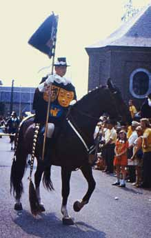 132 De optocht van het OLS wordt steevast geopend door de standaardruiter met de vlag van de OLS-Federatie. OLS 1973 Eys.