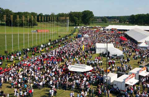 133 Het Oud-Limburgs Schuttersfeest kenmerkt zich door een grote schaal: duizenden deelnemers en tienduizenden bezoekers geven kleur aan dit zomerevenement. in Nederland.