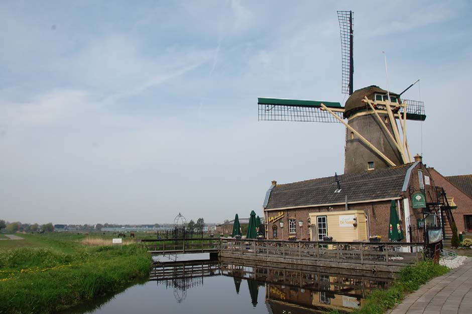 + Beleefbare historie Het beeld van de Hollandse polder met zijn boerderijen, molens, kades, vaarten en sloten komt in wisselende configuraties terug in het gehele gebied; ook in de transformatie