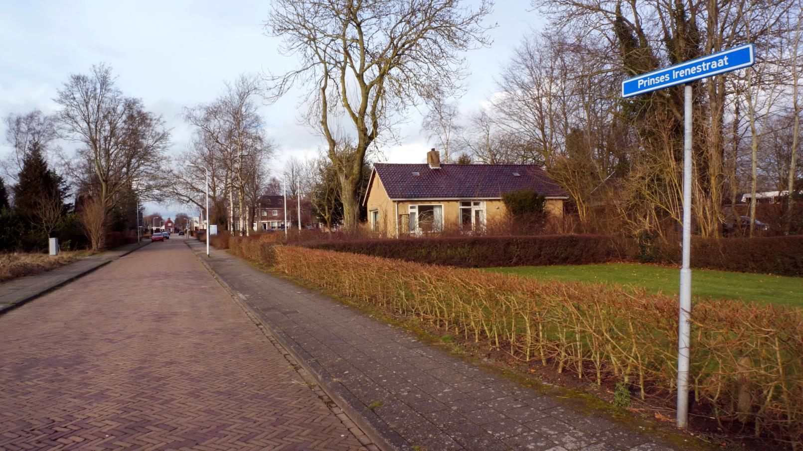 S T R A A T B E E L D STRAATBEELD De woning ligt in een