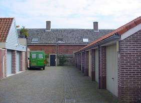 De losse garages in tuinen zijn toegestaan binnen de bestemming Tuin 2 en Tuin 3 en wordt beschouwd als bijgebouw. Garageboxen (links) en losse garages in tuinen (rechts).