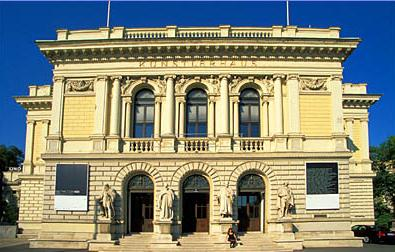 Historisch Museum Het Historisches Museum der Stadt Wien is gevestigd in een saai naoorlogs gebouw gelegen aan de oostzijde van het plein, naast de Karlskirche.