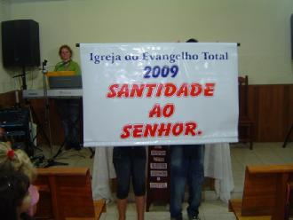De laatste zondagavond is er officieel het thema van de kerk voor 2009, binnengebracht en opgehangen voorin de kerk. Ons thema is naar Hebr.