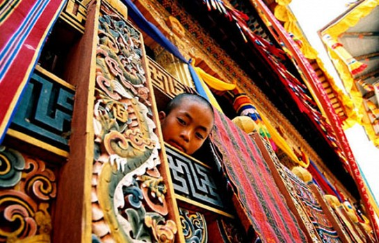 BHUTAN, THAILAND Dzongs & draken Privé rondreis met privéchauffeur en-gids Kant-en-Klaar - 13 dagen / 10 nachten REF: 253 REISBESCHRIJVING INTRODUCTIE Bhutan schermt zijn authentieke gebruiken en