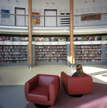 Het meubilair in de bibliotheek staat op wielen, zodat de ruimte ook te gebruiken is voor grote