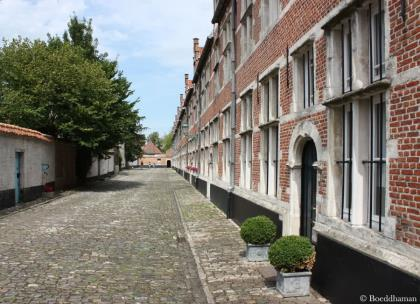 Ook het indrukwekkende stadhuis, met belfort, in het midden van de vernieuwde Grote Markt is een ommetje waard.