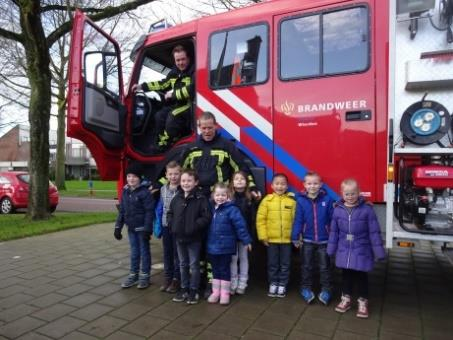 Schilderen school De afgelopen weken hebben heel wat ouders de handen uit de mouwen gestoken om onze school te voorzien van een metamorfose. De gang is totaal veranderd, wat ziet het er mooi uit!