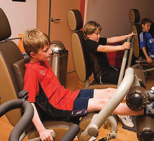 K Kids-fitness Fitness alleen voor volwassen mensen? Vanaf nu niet meer, dankzij kids-fitness! Tijdens de Kids-fitnesstrainingen wordt door spelletjes gewerkt aan conditie, kracht en coördinatie.