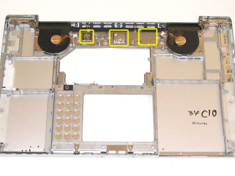 Stap 33 Belangrijk. Wanneer u een logic board opnieuw te installeren, moet je de koelpasta die gaat tussen de processor op de printplaat en het koellichaam te vervangen.